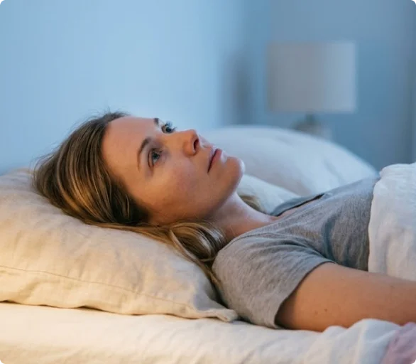Pessoa dormindo tranquilamente após tratamento de distúrbio do sono